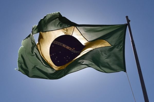 Bandeira do Brasil hasteada na Esplanada dos Ministérios está rasgada