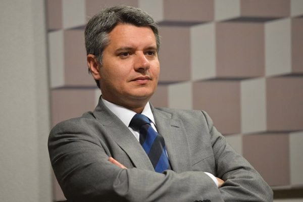 Delegado afastado por Bolsonaro assume combate à corrupção da PF
