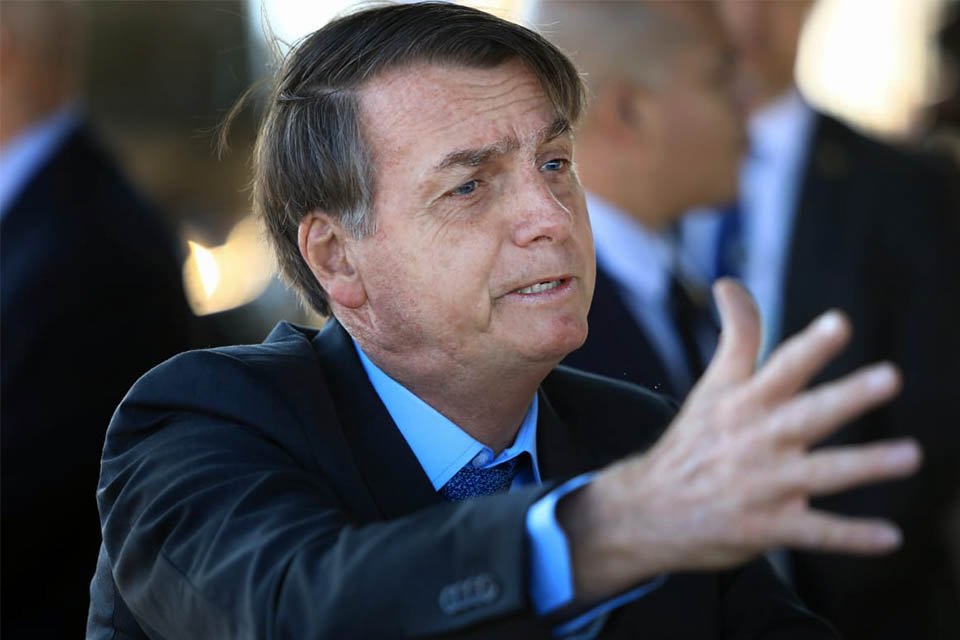 Presidente Jair Bolsonaro fala na saída do Palácio da Alvorada