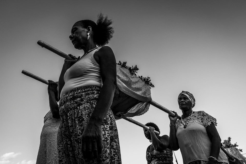 imagem em preto branco e mulheres quilombolas em caminhada - Metrópoles