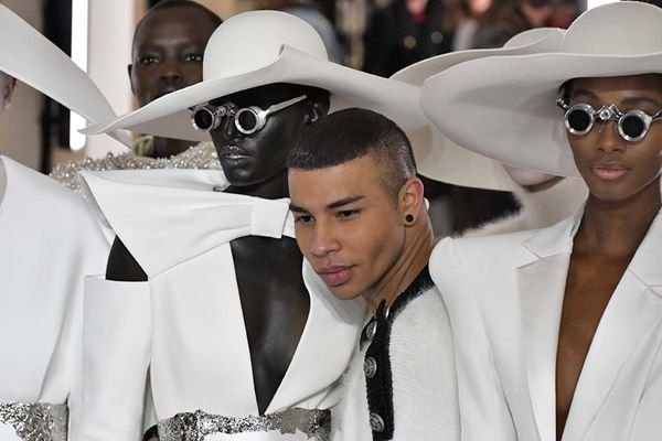 Olivier Rousteing entre modelos no último desfile de alta-costura da Balmain