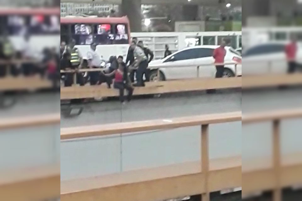 Vídeo: PMDF resgata mulher em parapeito de viaduto na Rodoviária