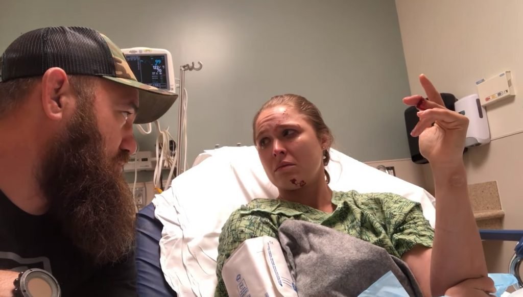 Ronda Rousey mostra como ficou dedo decepado após acidente em gravação