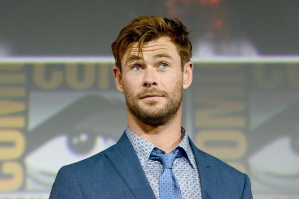 Cadê o tanquinho do Thor? Chris Hemsworth aparece bem mais magro em foto