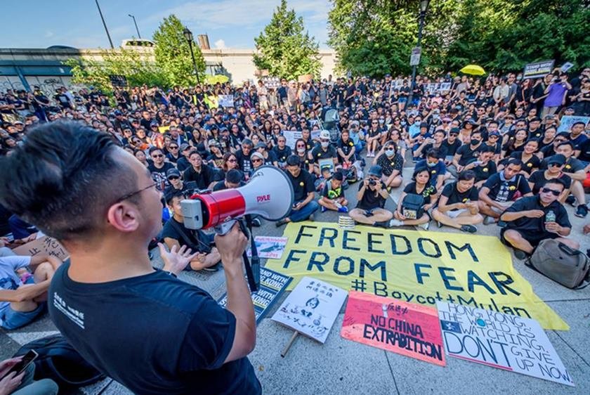 Hong Kong: manifestantes derrubam grades e polícia solta bombas de gás