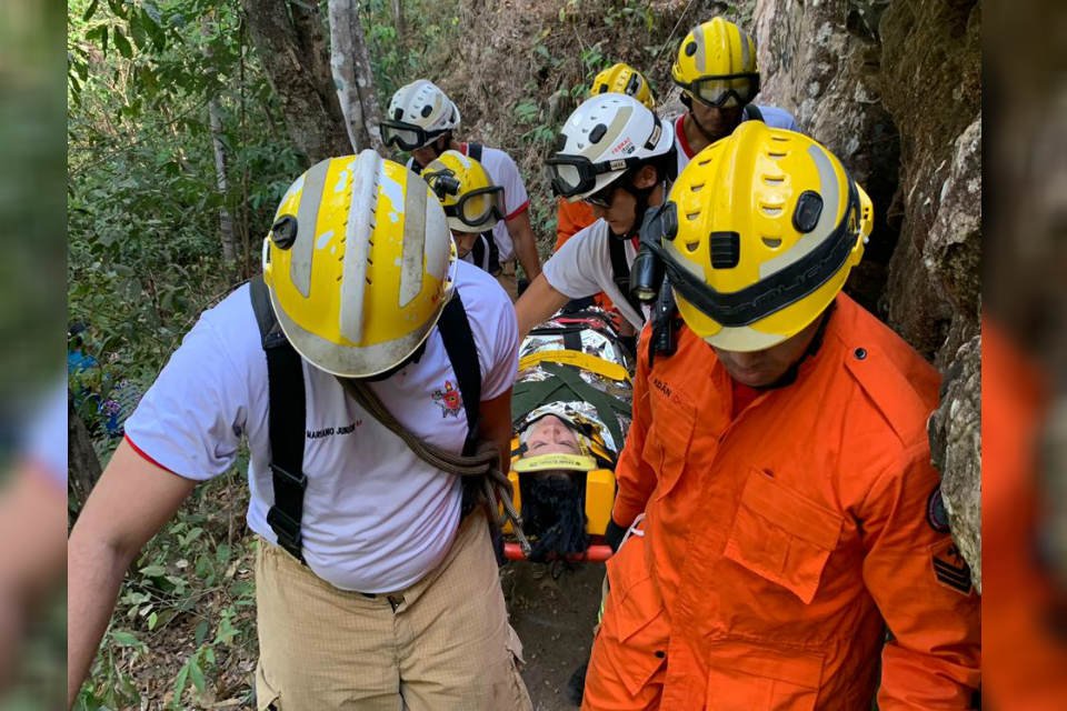 Bombeiros resgatam vítima na Cachoeira do Tororó