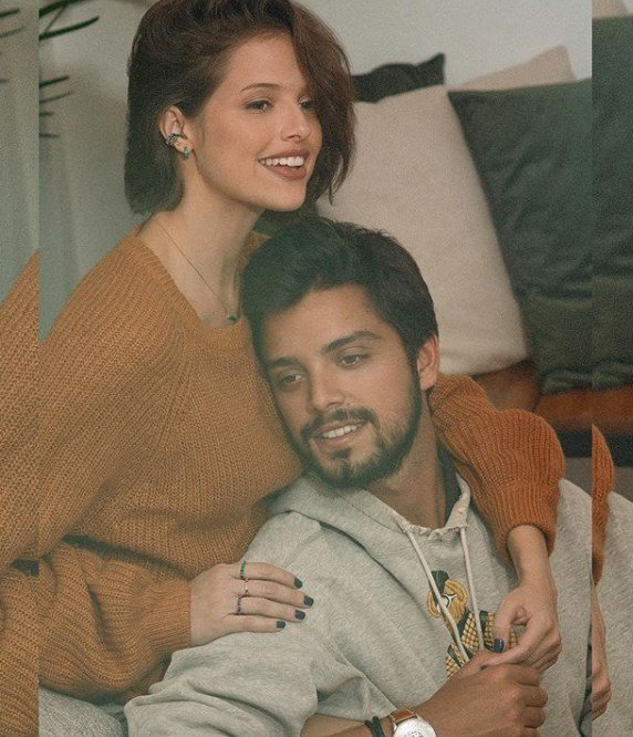 Agatha e Rodrigo Simas abraçados