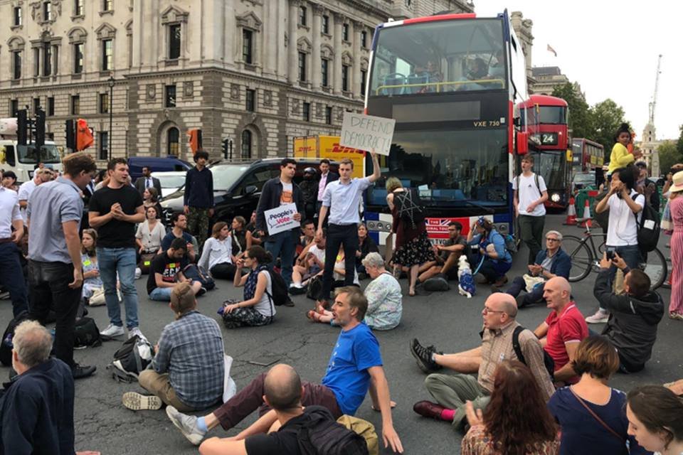 Suspensão do Parlamento britânico gera protestos no Reino Unido
