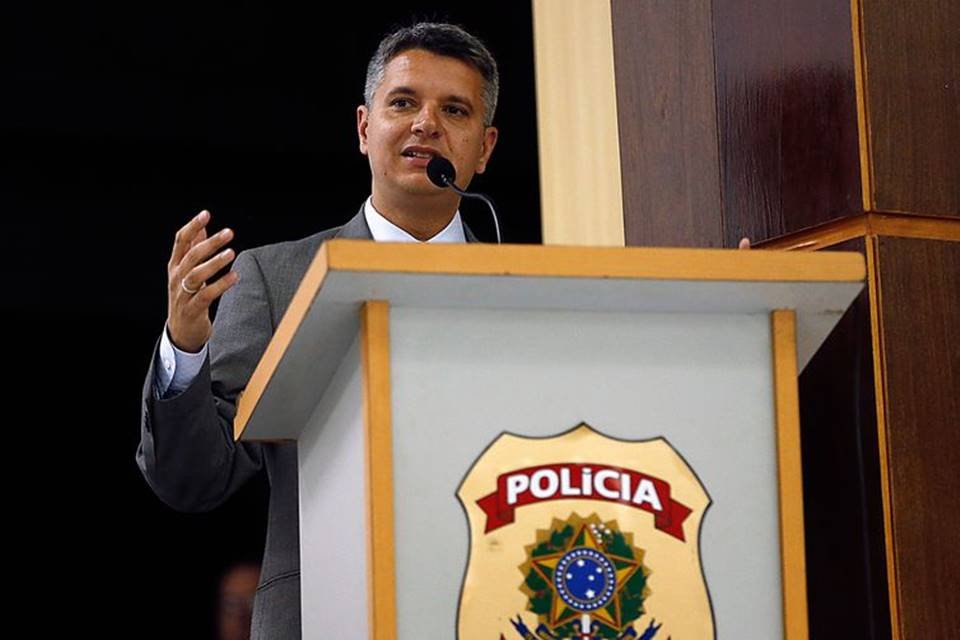Ricardo Saadi em um pódio com o emblema da PF