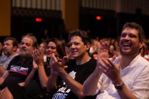 Haddad e Ciro Gomes se abraçam ao som de “Lula Livre” no Cine Ceará