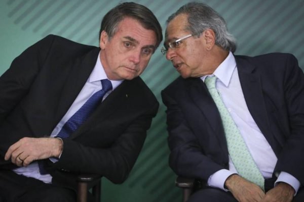 jair Bolsonaro e Paulo Guedes conversam ao pé do ouvido