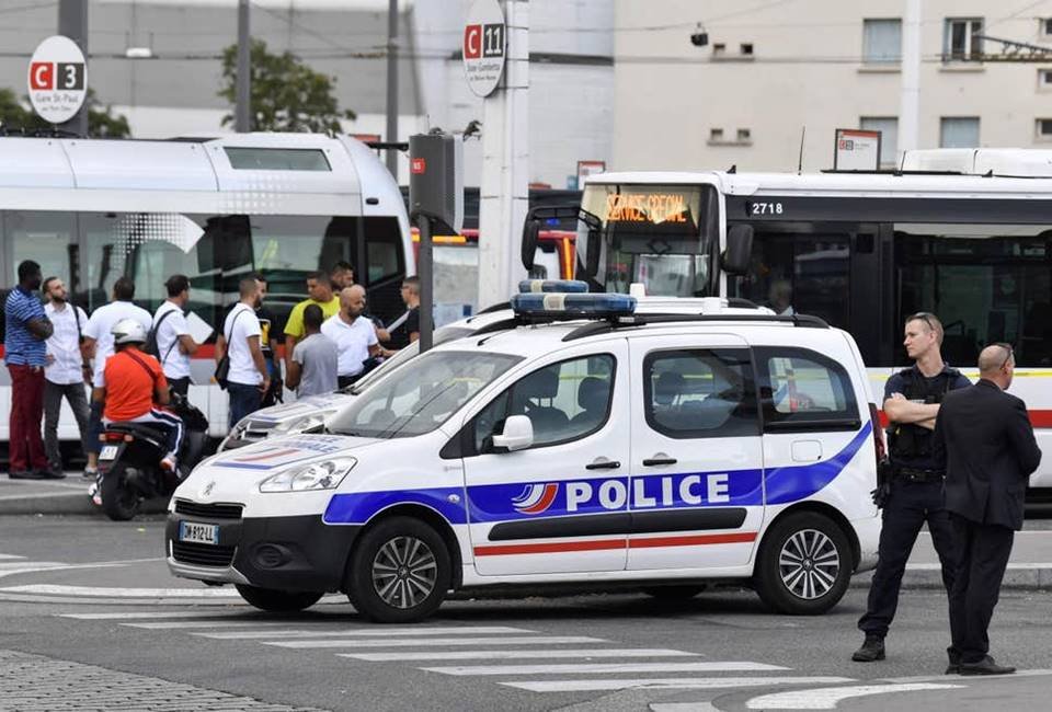 Homem com faca ataca pessoas na França: 8 feridos e 1 morto