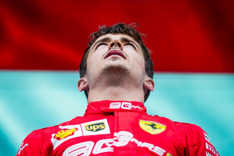 Leclerc segura Hamilton, vence na Bélgica e conquista 1ª vitória na F1