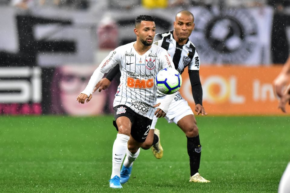 Corinthians e Atlético-MG fazem jogo movimentado e Timão vence no fim