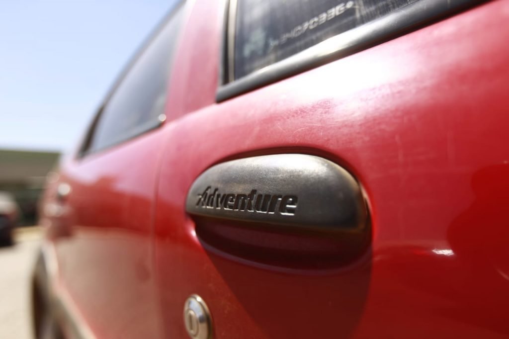 lateral de carro vermelho