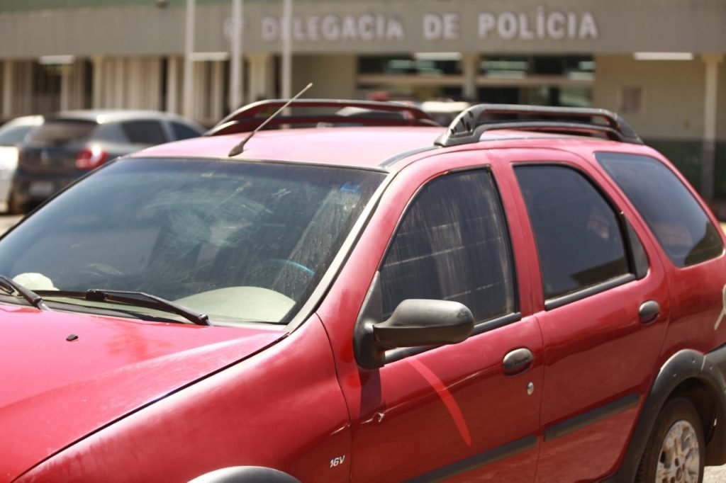 carro vermelho estacionado