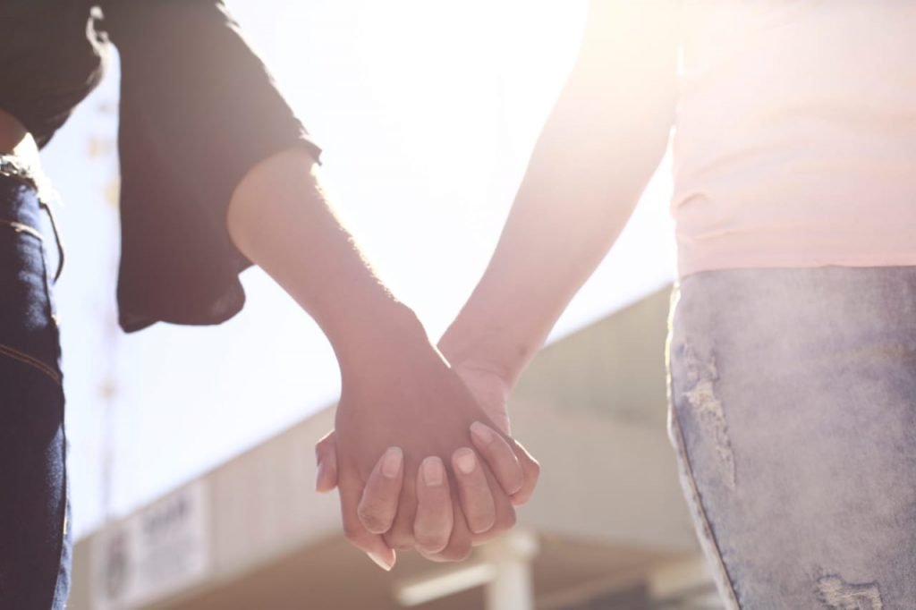 duas mulheres de mãos dadas