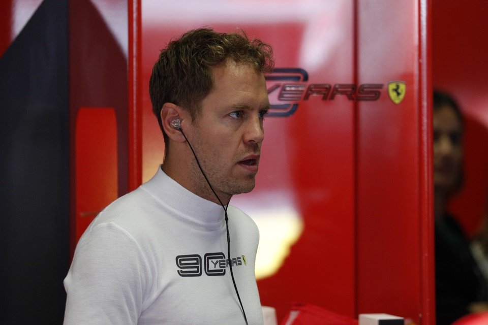 Vettel no box da Ferrari