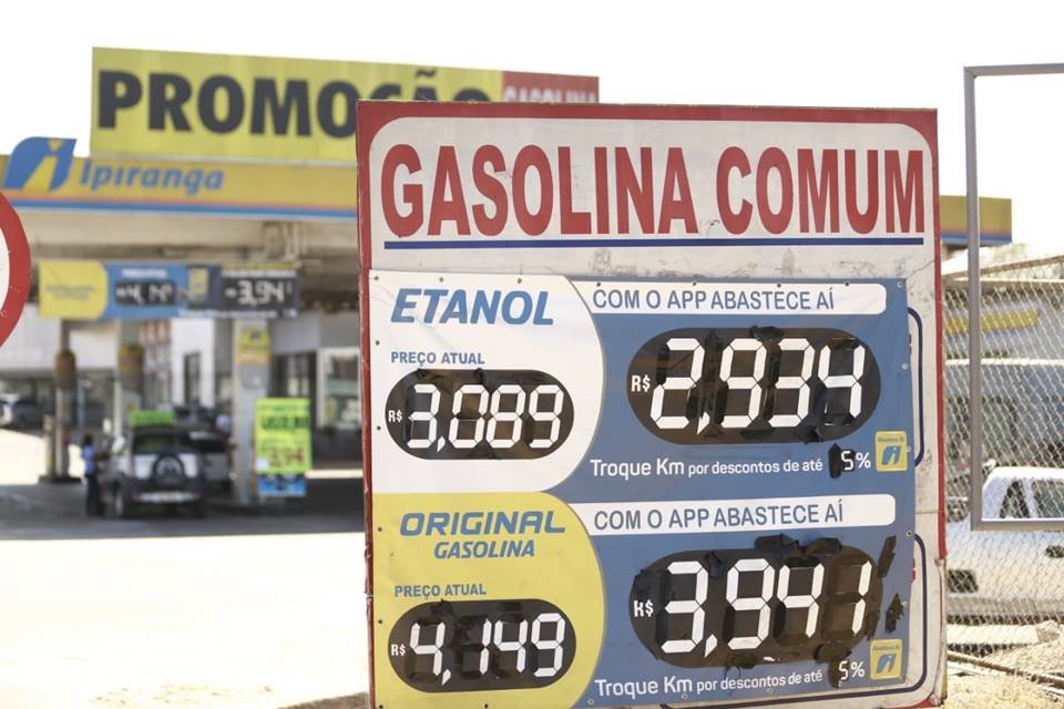 Preço da gasolina baixa e cai a R$ 6,47 no DF. Saiba onde abastecer