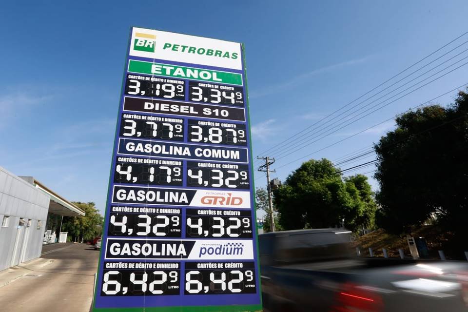 Preço da gasolina baixa e cai a R$ 6,47 no DF. Saiba onde abastecer