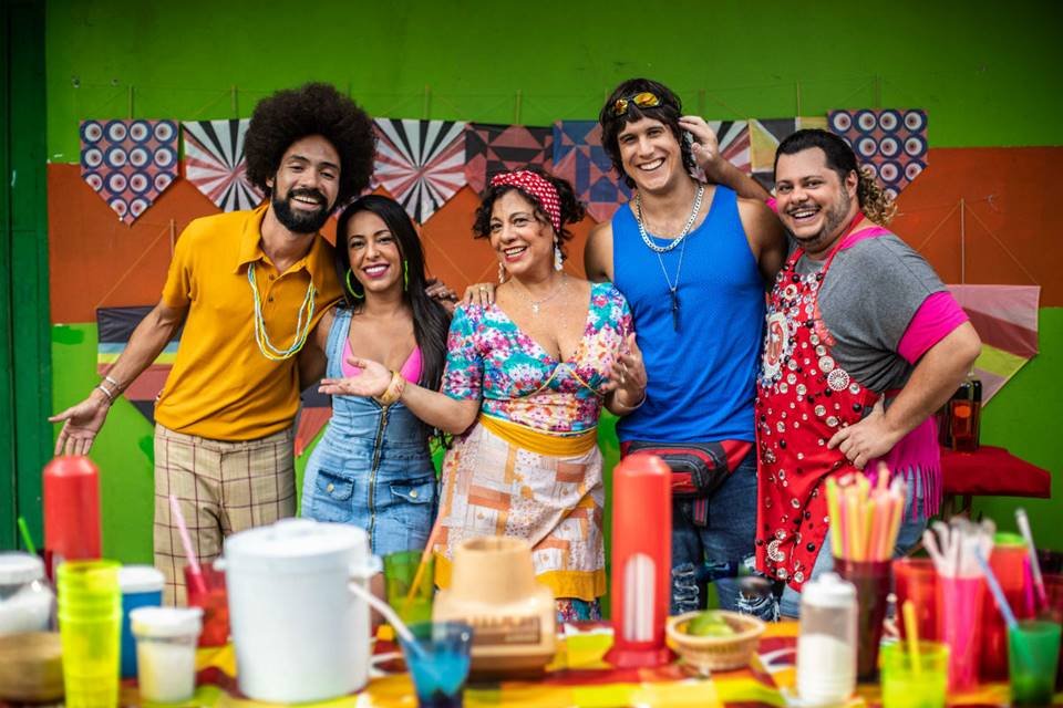 Foto colorida do elenco de Vai Que Cola - Metrópoles