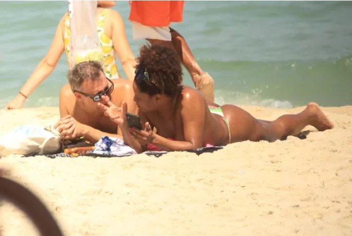 Adriana Bombom e Adrien Cunha na praia