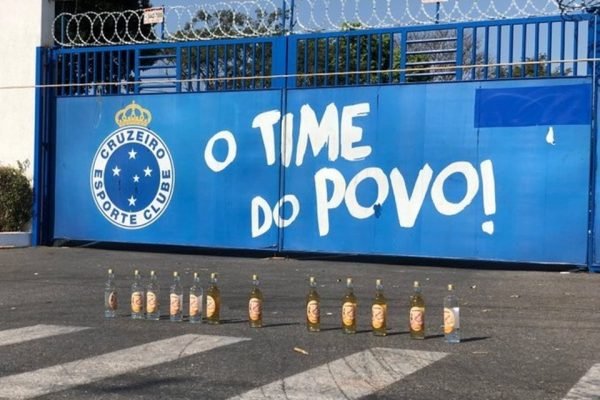 Torcida do Cruzeiro protesta no CT do clube e ameaça jogadores. Vídeo