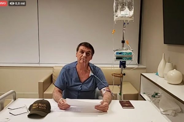 Bolsonaro est&aacute; com suboclus&atilde;o intestinal e sem previs&atilde;o de alta