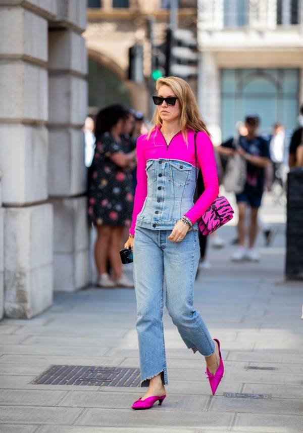Pink, jeans e lenços são apostas no street style de Londres