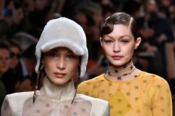 Bella Hadid e Gigi Hadid na passarela