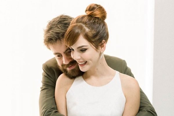 Titi Müller e Tomás Bertoni, da Scalene, casam em São Paulo