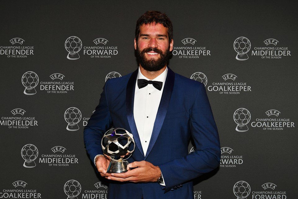 Com a Copa América, Alisson recebe o terceiro prêmio de melhor