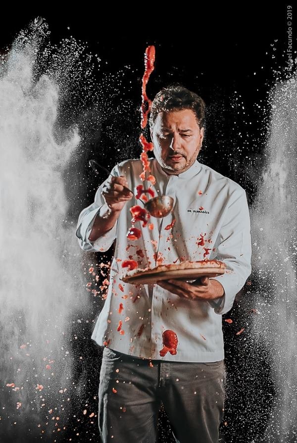 Chef Gil Guimarães manipulando alimentos