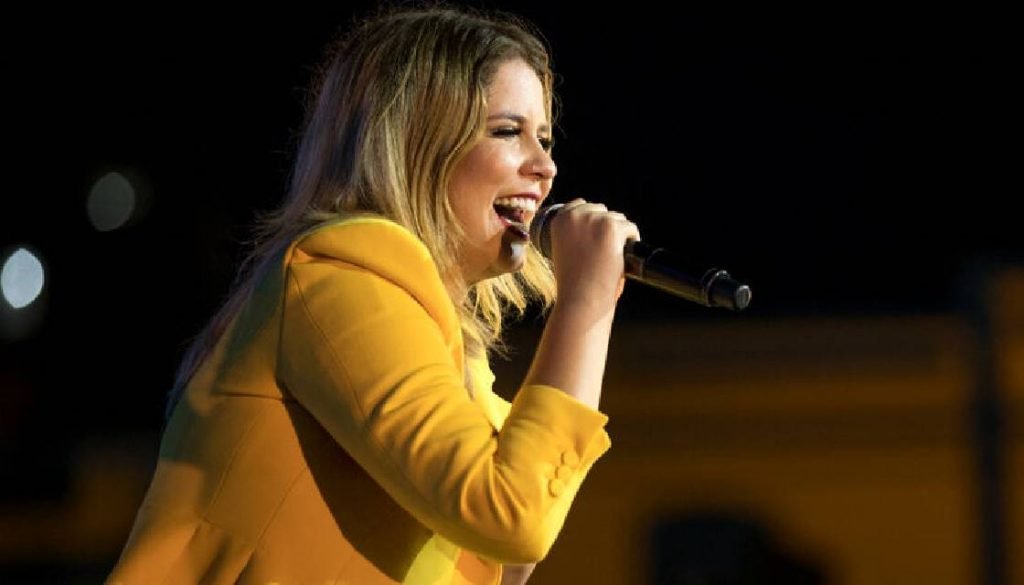 Marília Mendonça cantando