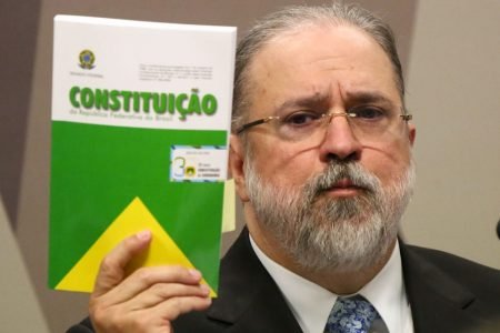 Augusto Aras, PGR, segura a Constituição Federal