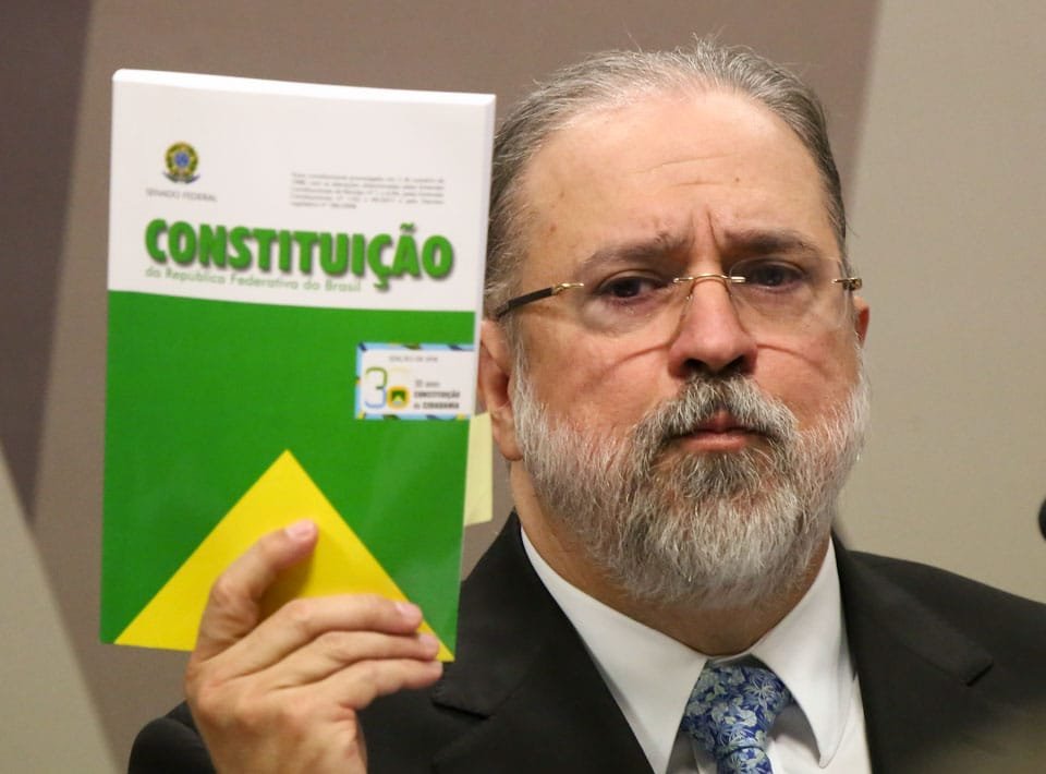 Augusto Aras, PGR, segura a Constituição Federal