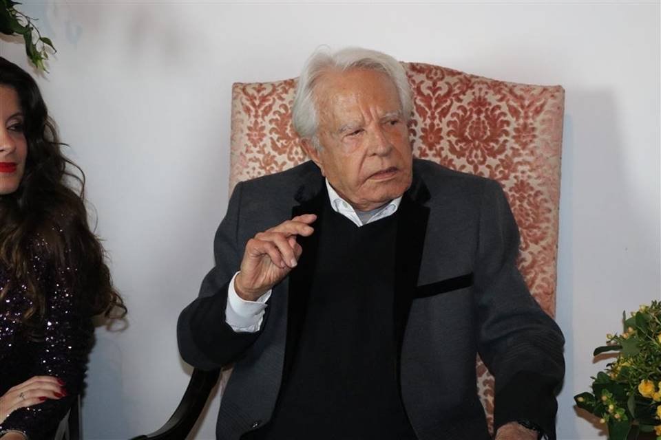 Cid Moreira sentado em uma cadeira