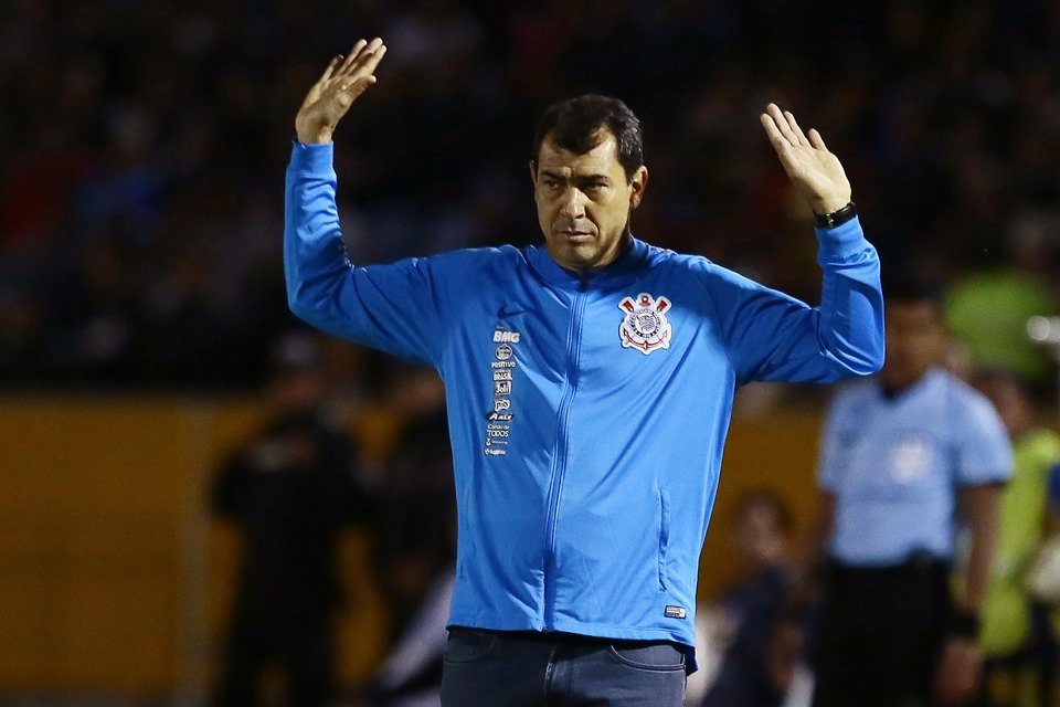 Revolta com treinador e Fábio Santos marca empate do Corinthians