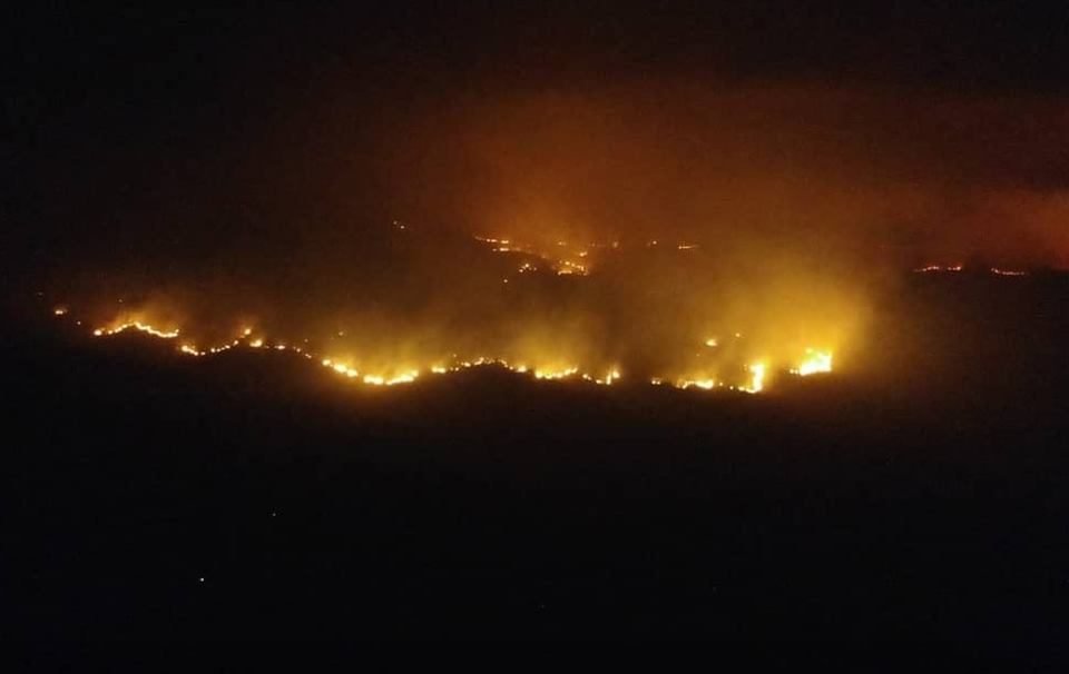 Bombeiros Combatem Incêndio No Parque Nacional Chapada Dos