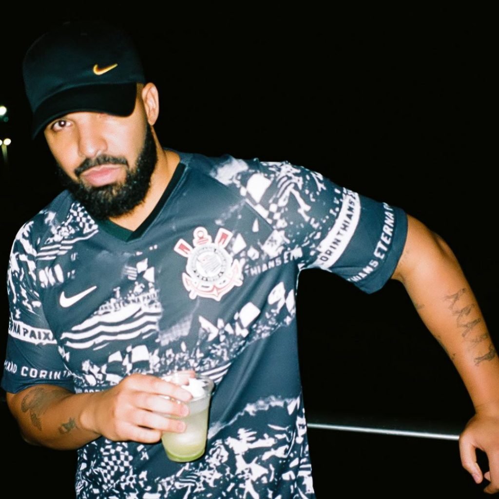 Drake com camisa do Corinthians
