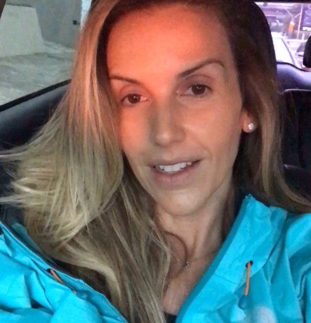 Mariana Ferrão de casaco azul