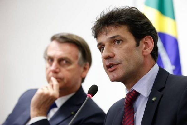 Ex-ministro de Bolsonaro contrata na Câmara ex-assessor preso pela PF