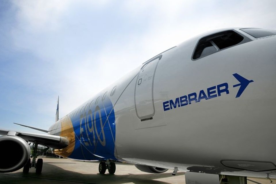 Imagem colorida de aeronave com o logotipo da Embraer - Metrópoles