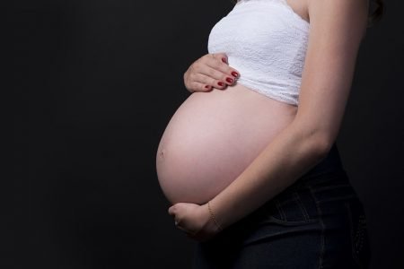 Mulher grávida segura a barriga