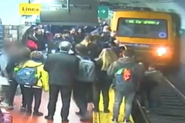 Vídeo. Mulher cai na linha do metrô e passageiros param o trem