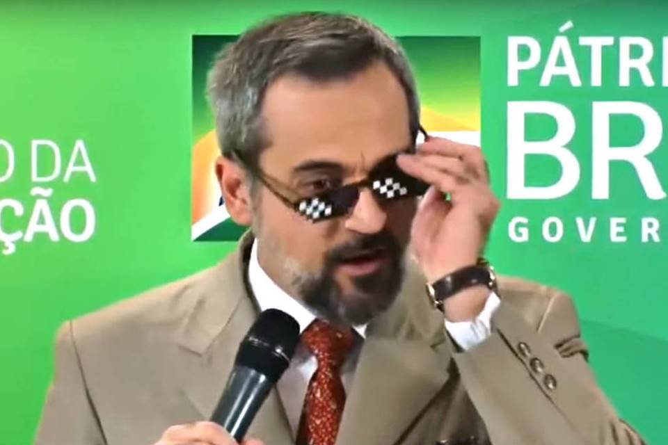 Weintraub tirando óculo de meme