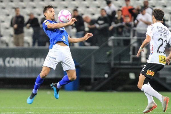 Corinthians vence o Cruzeiro novamente e vai à semi do Brasileirão