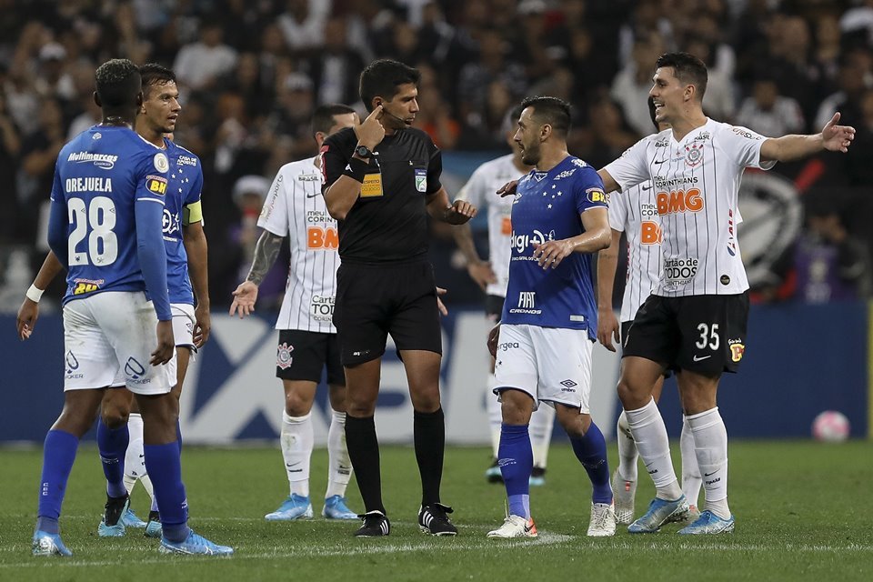 CBF aprova medida e será permitido até cinco substituições por jogo em competições; veja detalhes