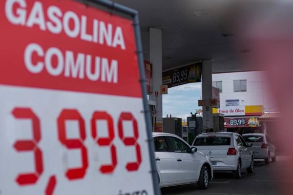 Preço da gasolina baixa e cai a R$ 6,47 no DF. Saiba onde abastecer