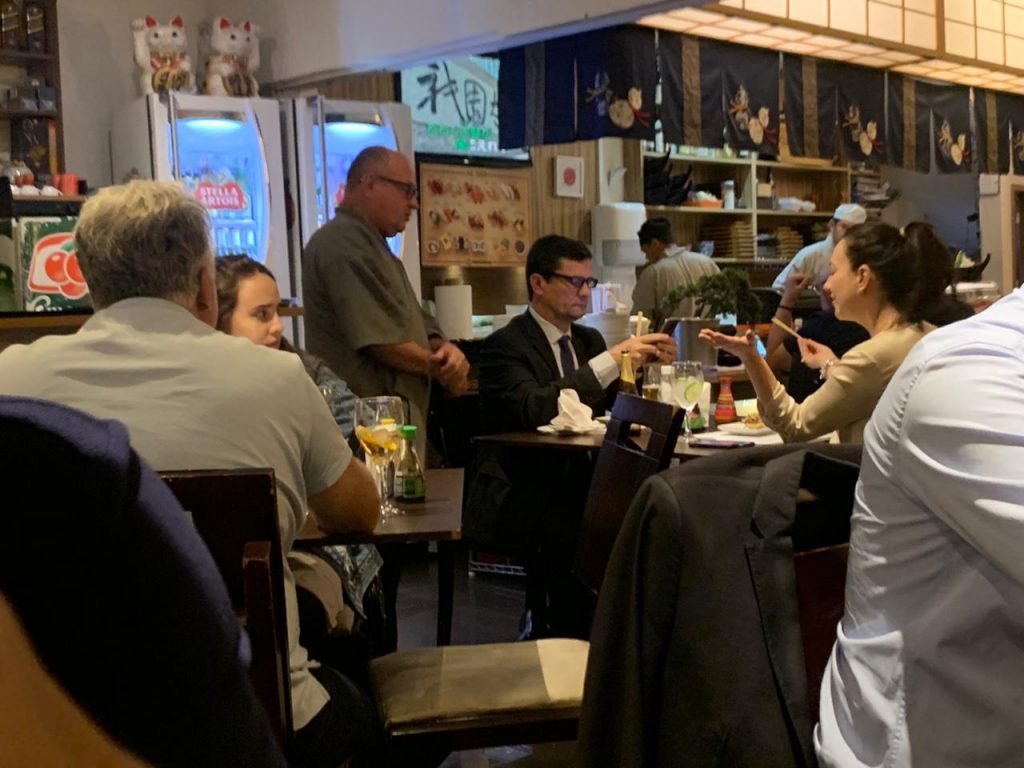 Após Previdência, Moro toma cerveja com a esposa na Asa Sul